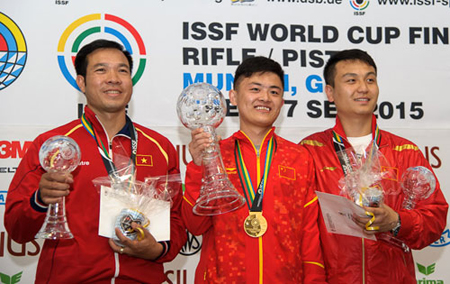 Xạ thủ Hoàng Xuân Vinh (trái) nhận Huy chương bạc tại Cúp thế giới Munich 2015.